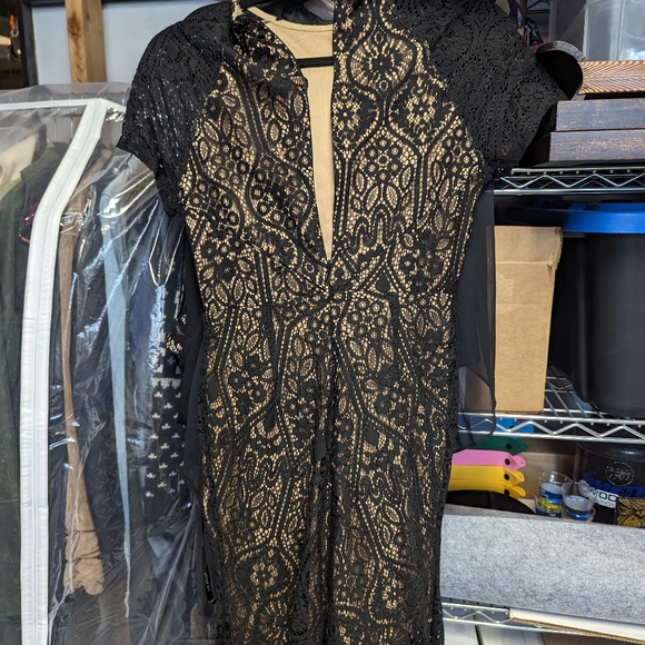Women's dress, black lace overlay - Picture 3 of 4
